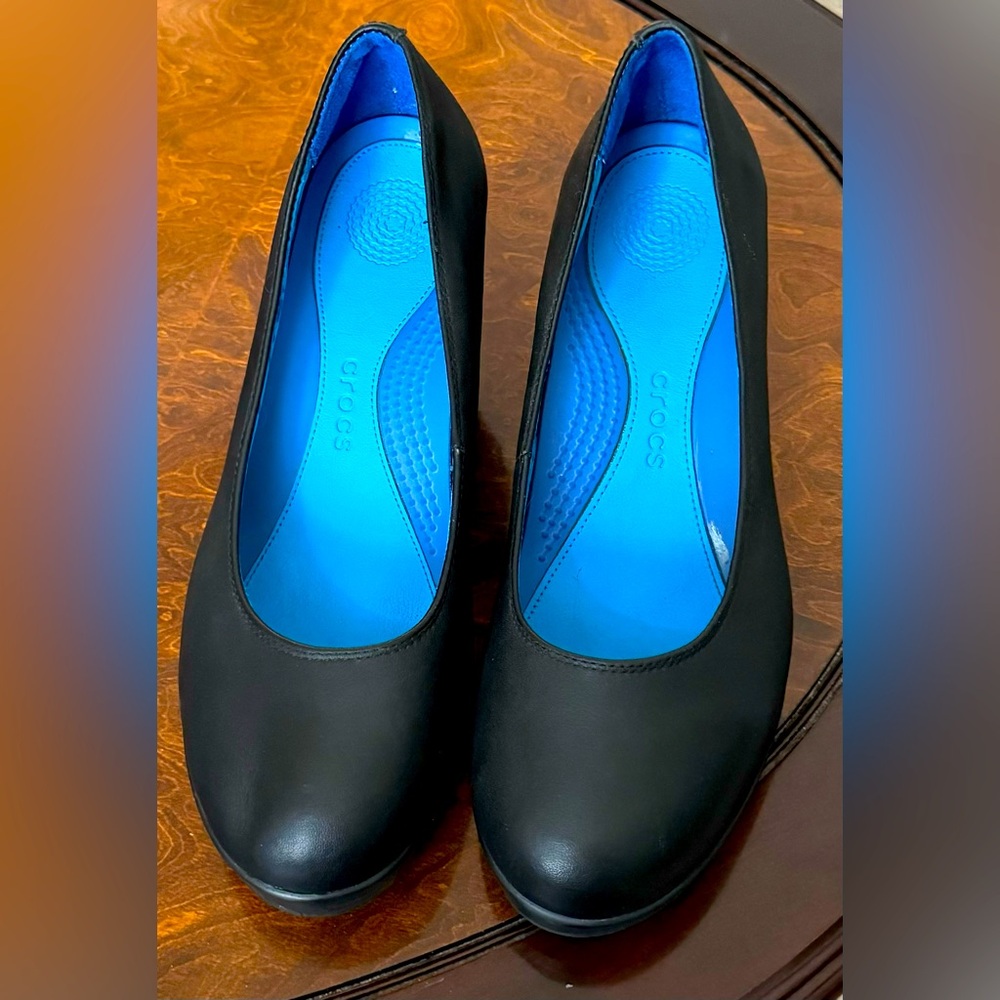 👠 Step Up Your Style Game with These Crocs! Size 9 🚺